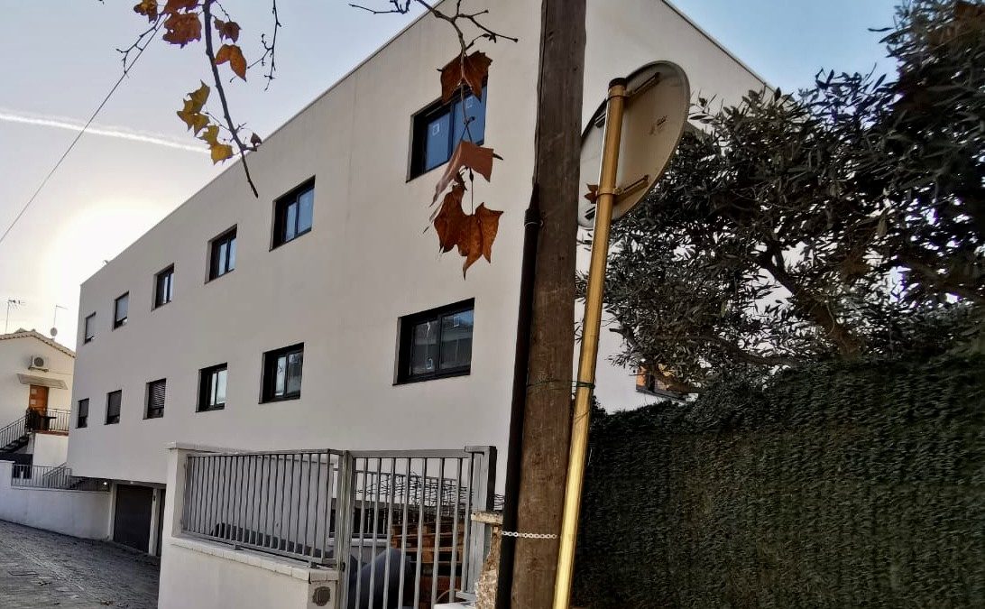 Fachada trasera del proyecto Flors de Zero Housing, en Cerdanyola del Vallés, Barcelona